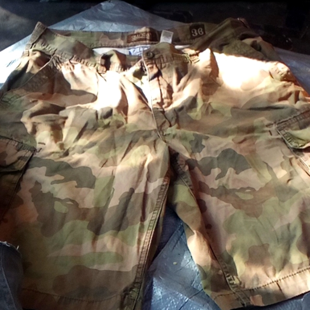 Old Navy army fatigue cargo shorts lightly used waist 36.Clean and fresh ret.$28